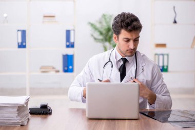 Hastanede çalışan genç bir doktor.