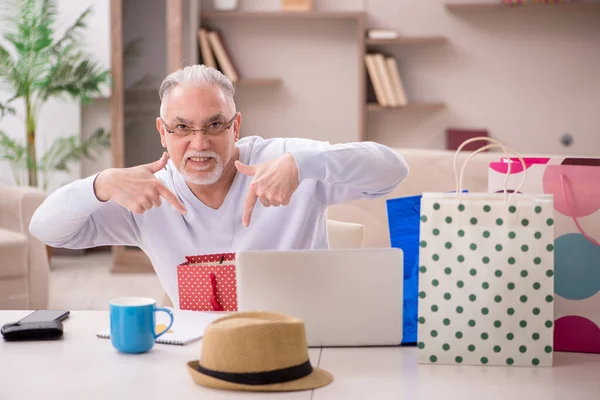 Old Man Many Bags Christmas Concept Indoors — Stockfoto