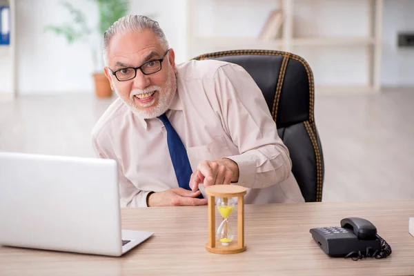 Old Employee Time Management Concept — Stock Photo, Image