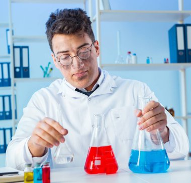 Laboratuvarda çalışan komik deli kimyager.