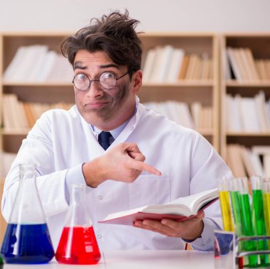 Çılgın bilim adamı bir laboratuarda deneyler yapıyor.