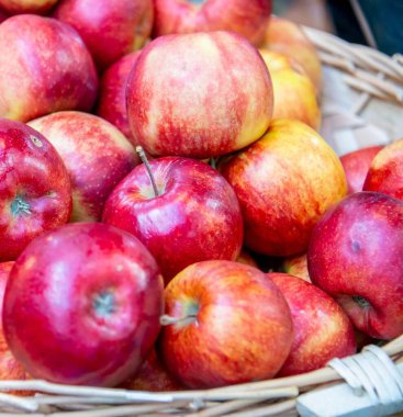 Marketteki elmalar.