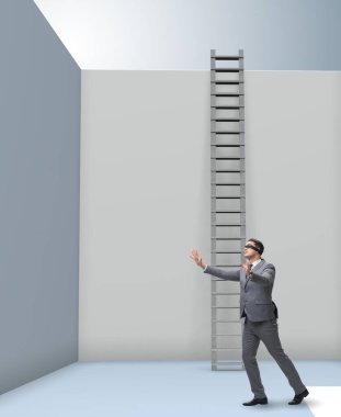 İş adamı sorunlardan kaçmak için merdivene tırmanıyor.