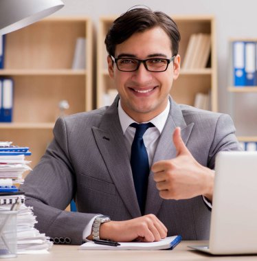 Ofiste çalışan yakışıklı iş adamı.