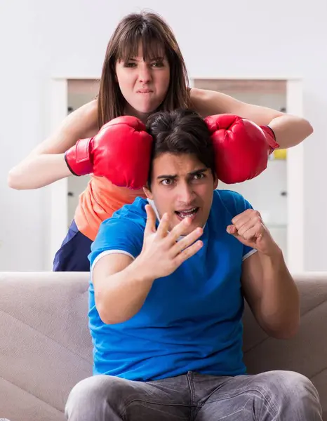Die Frau Ist Unglücklich Dass Ihr Mann Beim Boxen Zuschaut — Stockfoto
