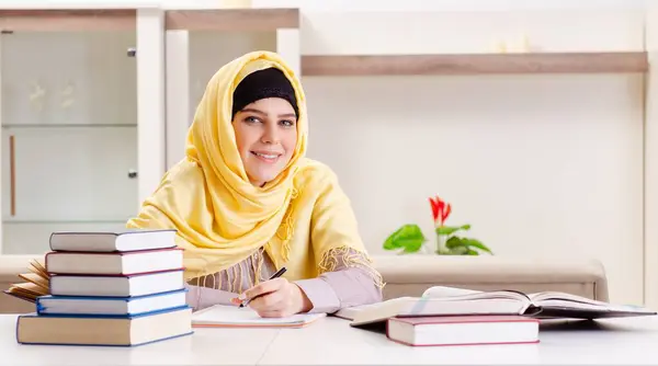 戴头巾准备考试的女学生 — 图库照片