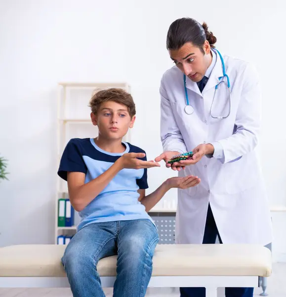 Jonge Mannelijke Dokter Onderzoekt Jongen Kliniek — Stockfoto