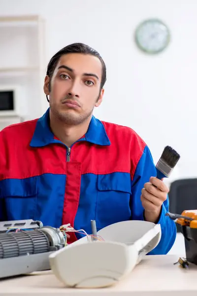 Young Repairman Repairing Air Conditioner Warranty Center — Stock Photo, Image