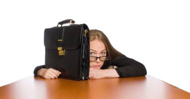 Uzun masada oturan kadın çalışan beyazın üzerinde tek başına.