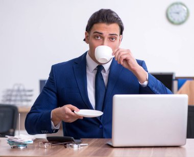 Ofiste çalışan genç erkek işadamı.