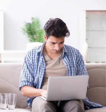 Gözlüklü adam yanlış paketi alıyor.