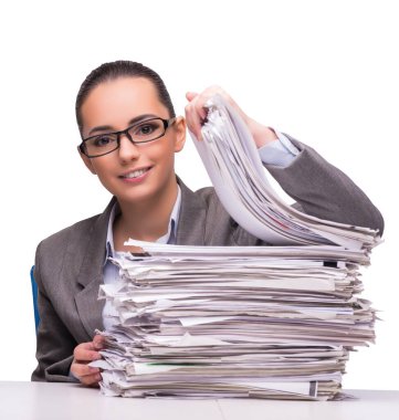 Ofisteki genç iş kadını beyazlar içinde izole edilmiş.