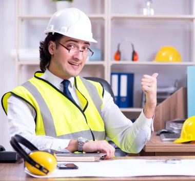 Ofiste çalışan genç erkek mimar.