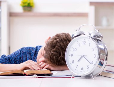 Çocuk evde okula hazırlanıyor.