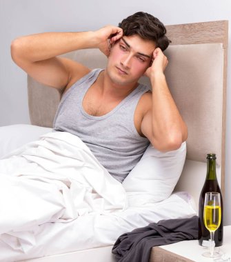 Akşamdan kalma bir adamın partisinden sonra