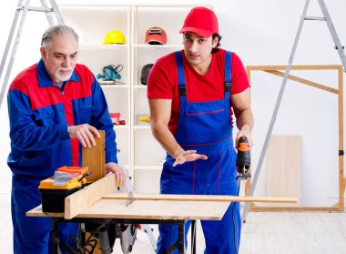 İki profesyonel müteahhitler evde döşeme döşeme