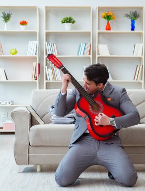 İş adamı tatile gitmeyi kutluyor.