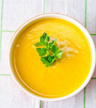 Havuç çorbası kasede servis edilir.