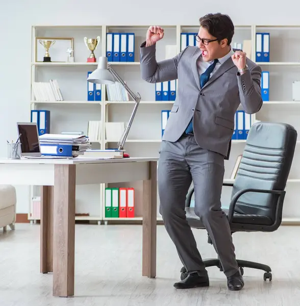 Επιχειρηματίας Διασκεδάζει Κάνοντας Ένα Διάλειμμα Στο Γραφείο Στη Δουλειά — Φωτογραφία Αρχείου