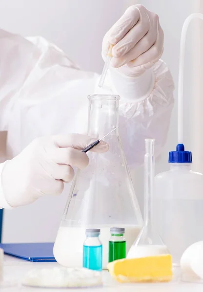 Food Scientist Testing New Stuff Lab — Stock Photo, Image