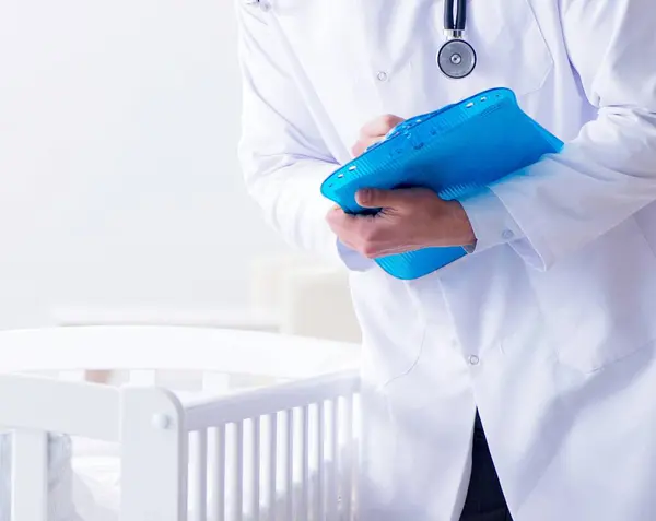 Mannen Manliga Barnläkare Nära Baby Säng Förbereder Sig För Att — Stockfoto