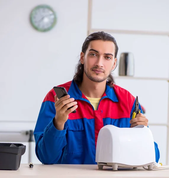 Young Male Contractor Repairing Toaster Workshop — Stock Photo, Image