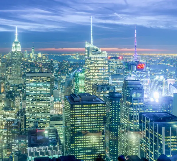 New York - 20 Aralık 2013: Aşağı Manhattan 'ın 20 Aralık' ta New York, ABD 'de görülmesi. New York 'ta en iyi gece manzarası var.