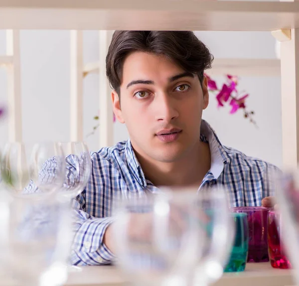 Genç yakışıklı adam dükkandan alışveriş yapıyor.