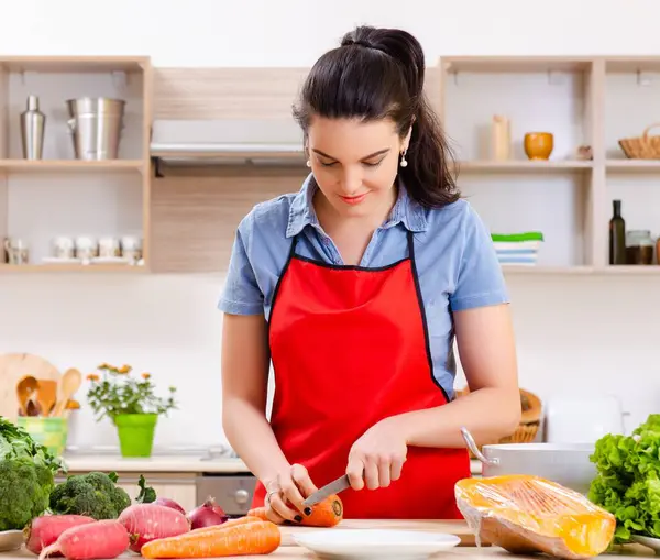 Young Woman Vegetables Kitchen — Stock Photo, Image