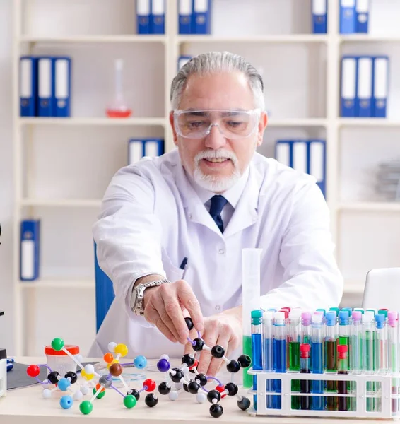 Laboratuvarda Çalışan Yaşlı Erkek Kimyager — Stok fotoğraf