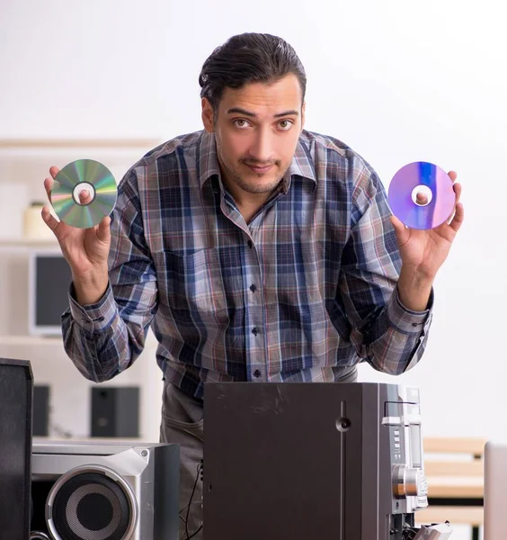 Young Engineer Repairing Musical System — Stock Photo, Image