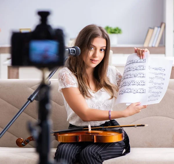 Female Beautiful Blogger Playing Violin — Stock Photo, Image