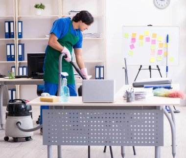 Ofiste çalışan yakışıklı, profesyonel temizlikçi.