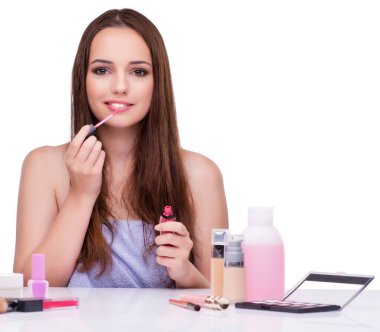 Güzellik makyajlı genç kadın beyaz tenli.