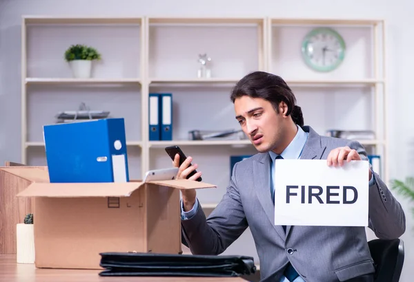 Joven Empleado Siendo Despedido Trabajo —  Fotos de Stock