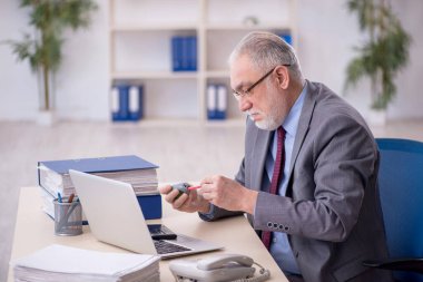 İş yerinde çalışan eski bir işadamı