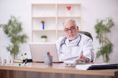 Hastanede çalışan yaşlı doktor.