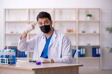 Laboratuvarda çalışan genç bir kimyager.