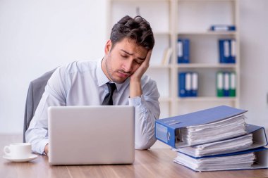 Ofiste çalışan genç bir çalışan.