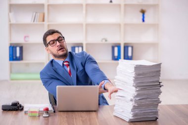 İş yerinde çalışan genç bir işadamı