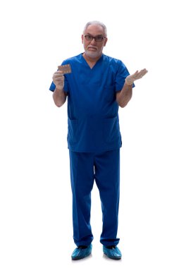 Yaşlı doktor beyaza izole edilmiş haplar önerdi.