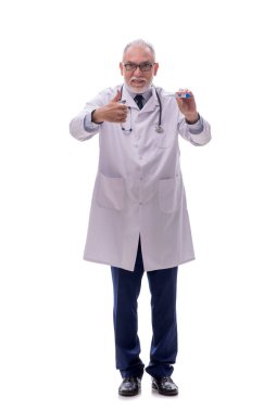 Yaşlı doktor beyazı izole etti.