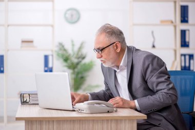 Ofiste çalışan eski bir çalışan.