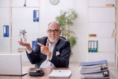 Eski çalışanlar için yıldız ödülü