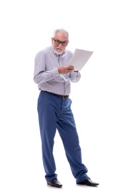 Eski patron beyaz üzerine izole edilmiş gazete okuyor.