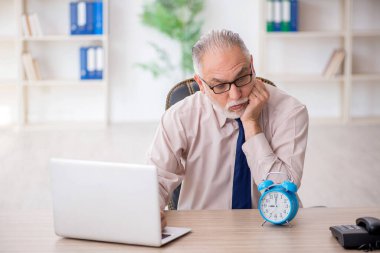 Zaman yönetimi konseptinde eski bir çalışan