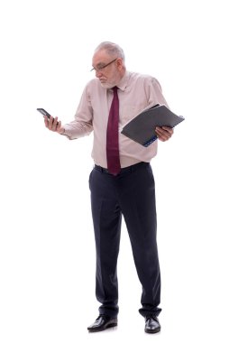 Yaşlı erkek patron telefonda konuşuyor.