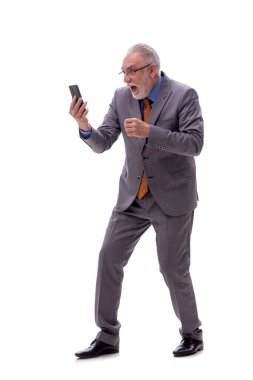 Yaşlı erkek patron telefonda konuşuyor.