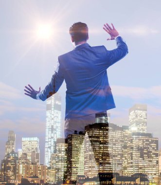 İş konseptinde şehir manzarasına karşı başarılı iş adamı