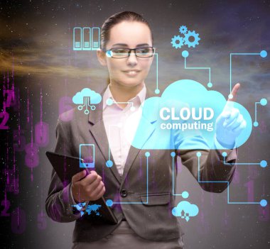 Kadınların tuşlara bastığı bulut hesaplama konsepti